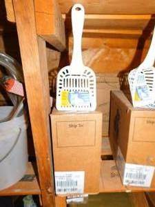 lot 179 image: New Jumbo Litter Scoops (12)