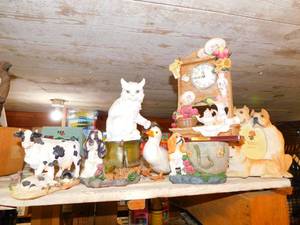 lot 124 image: Ceramic Animal Decor