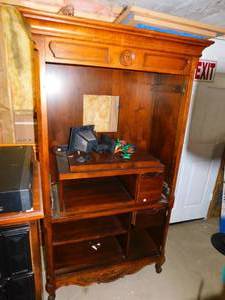 lot 104 image: Wood TV Entertainment Center