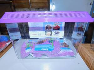 lot 80 image: New Tom Aquarium & Reptile Large Pla-House  Estes Ultra Stones