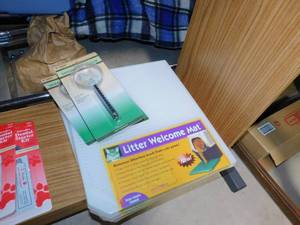 lot 65 image: 3 New Cat Litter Welcome Mats  3 Safari Shedding Blades