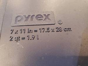 lot 23 image: Pyrex Glass Baking Dish 7 x11