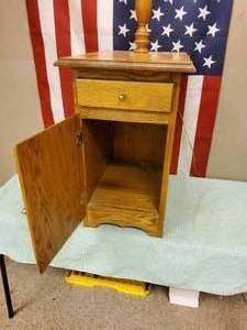 lot 55 image: Oak side table with lamp