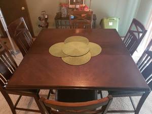 lot 7 image: Bar Height Dining Table with 6 Chairs
