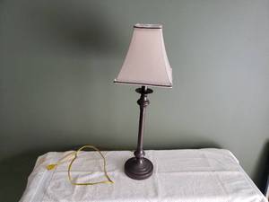 lot 16 image: Table Lamp