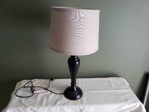 lot 17 image: Faux Brushed Brass Table Lamp