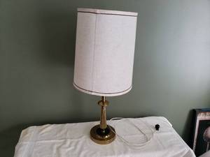lot 21 image: Table Lamp