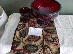 lot 27 image: Runner and Matching Glass Bowls