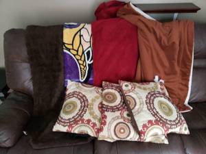 lot 46 image: Throw Blankets and Pillows