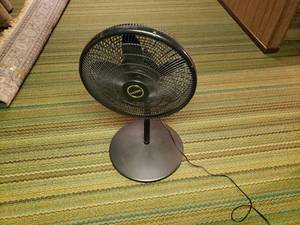 lot 70 image: Lasko Oscillating Fan
