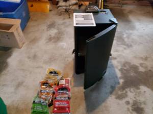 lot 81 image: Masterbuilt Electric Smoker and Chips
