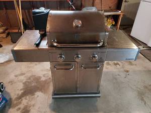 lot 83 image: Kenmore 500 Series Gas Grill
