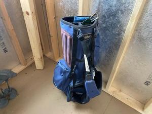 lot 103 image: Golf Bag