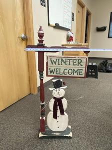 lot 105 image: Snowman Welcome Sign