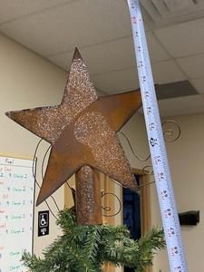 lot 108 image: Christmas Dcor