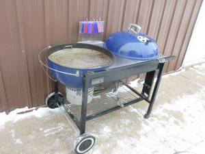 lot 19 image: Weber charcoal grill. Has lp to start. Used condition. As shown.