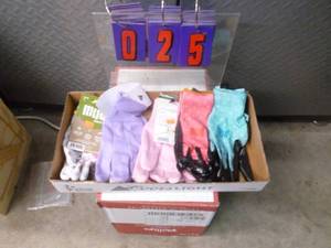 lot 25 image: Flat of new gloves. As shown.