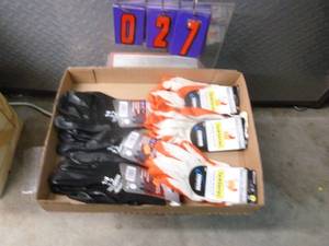 lot 27 image: Flat of new gloves. As shown.