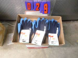 lot 29 image: Flat of new gloves. As shown.