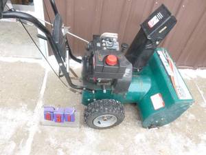 lot 31 image: Murray 5 hp used snow blower. Runs & works. As shown.