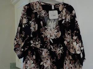 lot 18 image: Womens Size Xlarge and Larger Clot...