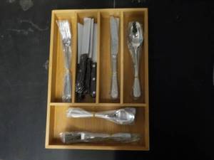 lot 146 image: Silverware Drawer Organizer with 4 ...