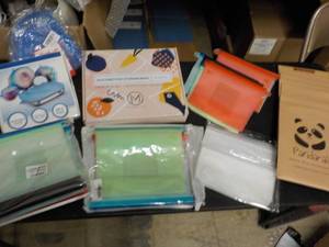 lot 152 image: Reusable Silicone Food Storage Bags...