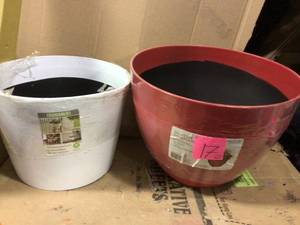 lot 17 image: Decatur 20 in. American Resin Planter in good condition 
