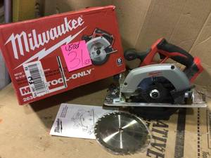 lot 31 image: M18 18-Volt Lithium-Ion Cordless 6-12 in. Circular Saw (Tool-Only) by Milwaukee  USED
