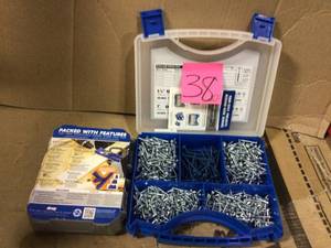 lot 38 image: 1 in. to 2-12 in. Square Drive Round Head Pocket-Hole Screw Kit (675-Pack) by Kreg in good condition 