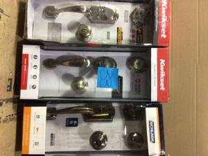 MIX LOT (3) Camelot Antique Brass Single Cylinder Deadbolt with Georgian Knob Door Handleset by Schlage in good condition&nbsp