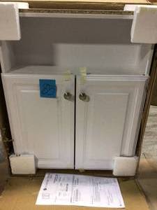 23-18 in. W x 27-78 in. H Framed Surface-Mount Bathroom Medicine Cabinet in White by Glacier Bay in good condition&nbsp