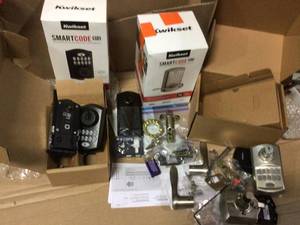 lot 44 image: SmartCode 913 Venetian Bronze Single Cylinder Electronic Deadbolt Featuring SmartKey Security by Kwikset in good condition