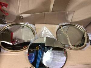 lot 75 image: Medium Round Gold Contemporary Mirror (21.375 in. H x 14.5 in. W) in good condition