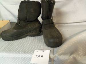 Set of boys size 7 snow boots barel...