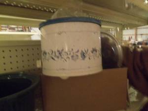 Country Style Crockpot with lid...