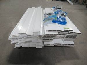 lot 160 image: WHOLESALE MIXED PALLET OF MISCELLANEOUS VINYL FENCING PARTS