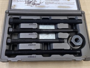 lot 21 image: Napa #3870 Long-Reach Harmonic Balancer  Pulley Installer