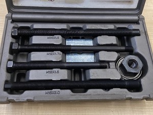 lot 20 image: Napa #3870 Long-Reach Harmonic Balancer  Pulley Installer