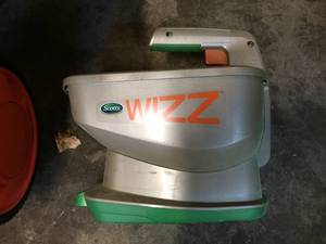 lot 103 image: Scotts Speedy Green Lawn Spreader and Handheld Battery Operated Spreader