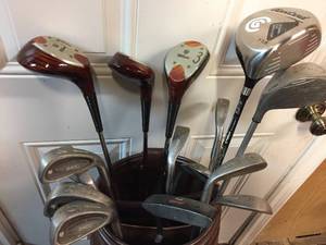 lot 107 image: Golf Bag w Assorted Wilson Clubs