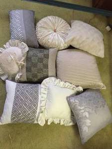 lot 136 image: Throw Pillow Lot