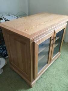 lot 147 image: Oak Three Shelf Storage Unit With Three Shelves & Glass Doors
