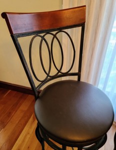 lot 3 image: Fantastic Counter Height Stool Set