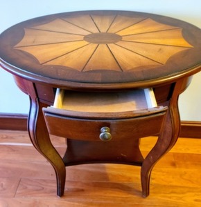 lot 4 image: Beautiful Inlaid Wood Accent Table