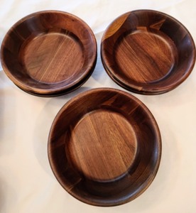 lot 14 image: Wooden Servingware