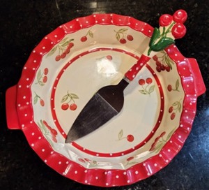 lot 18 image: Temptations Pie Plate and Server