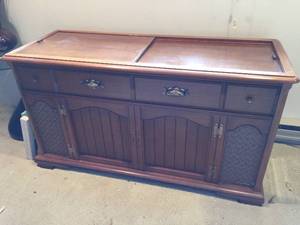 lot 224 image: Vintage Magnavox Astro Sonic AM  FM Turntable Center