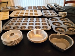 lot 50 image: Variety of Bakeware
