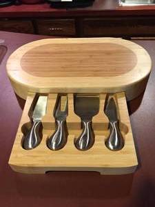 lot 424 image: Wooden Kitchen Accessories